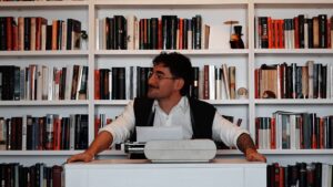 Álvaro escribiendo novela de misterio